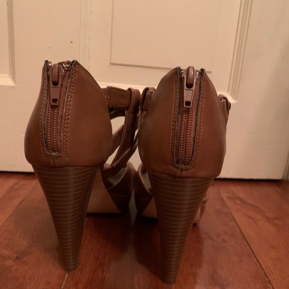 NWOT Guess Woman’s Heels - Picture 2 of 2